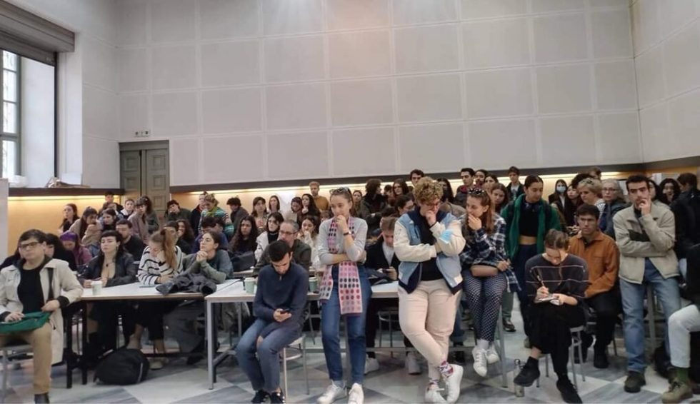Xθες στην Αρχιτεκτονική Σχολή, σε μια κατάμεστη αίθουσα του κτιρίου Αβέρωφ του ΕΜΠ. Ανοιχτή συζήτηση διδασκόντων/ουσών και φοιτητών/τριών για το δημόσιο πανεπιστήμιο