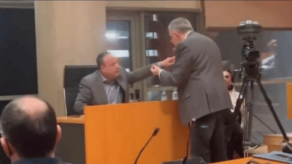 Σύγκρουση του δημάρχου Στ. Αγγελούδη (αριστερά) με τον υφυπουργό Νίκο Ταχιάο στο δημοτικό συμβούλιο Θεσσαλονίκης για το Flyover