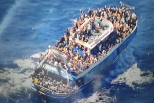 Φωτογραφία από το πλοίο με τους πρόσφυγες στην Πύλο