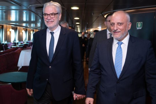 Ο υπουργός Ναυτιλίας Χρ. Στυλιανίδης με τον πρόεδρο του Συνδέσμου Επιχειρήσεων Επιβατηγού Ναυτιλίας (ΣΕΕΝ) Διονύση Θεοδωράτο