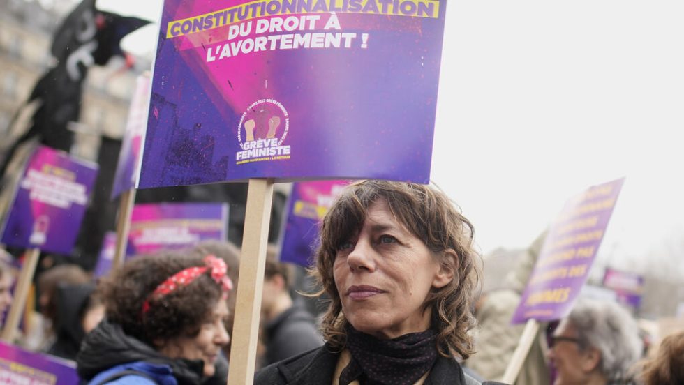 Φεμινιστική διαδήλωση υπέρ της συνταγματικής κατοχύρωσης της άμβλωσης στη Γαλλία