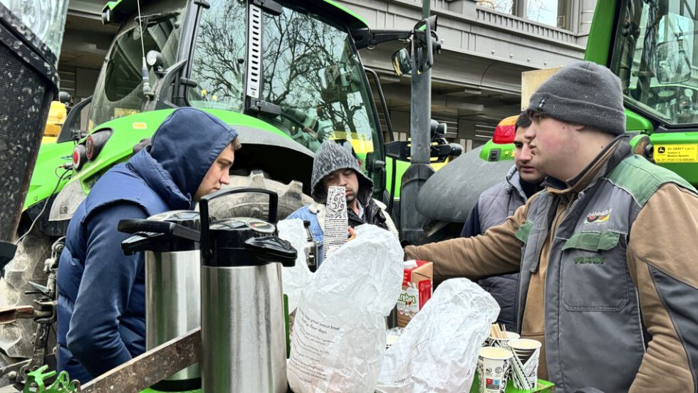 Ζεστό πρωινό των αγροτών στις Βρυξέλλες