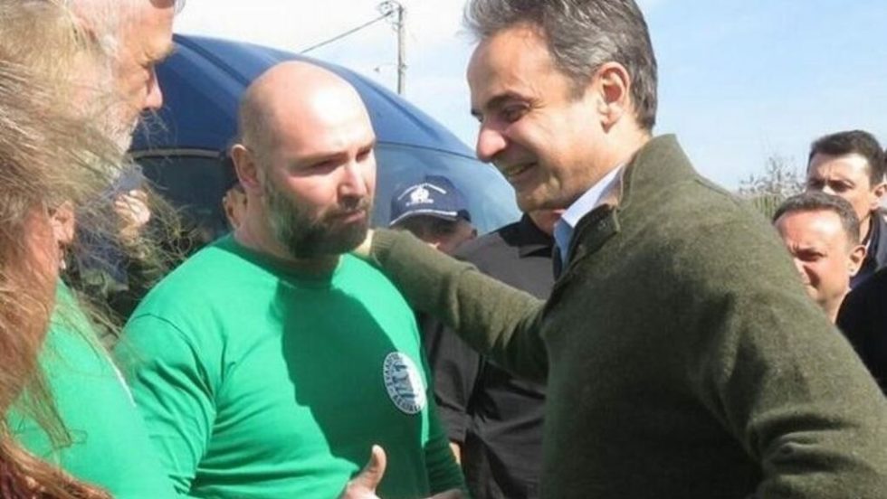 Ο πρωθυπουργός Κυριάκος Μητσοτάκης με τον Πάρη Παπαδάκη τον Μάρτιο του 2020 στο Δέλτα του Εβρου, όπου τον συνεχάρη για τη δράση του συλλόγου Αινήσιο Δέλτα στην απώθηση των μεταναστών κατά τη διάρκεια της μεταναστευτικής κρίσης στον Εβρο. Ο Παπαδάκης ήταν πρόεδρος του συλλόγου