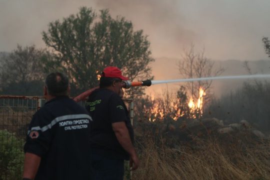 Πυροσβέστες μάχονται με τις φλόγες κατά την καταστροφική πυρκαγιά του περασμένου Αυγούστου στον Εβρο