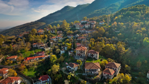 Ενα πέτρινο κόσμημα στα ριζά των Αγράφων