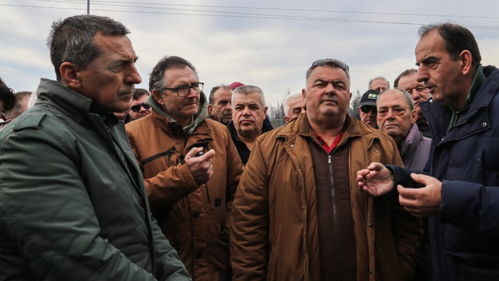 ο Δημ. Κουρέτας με αγρότες