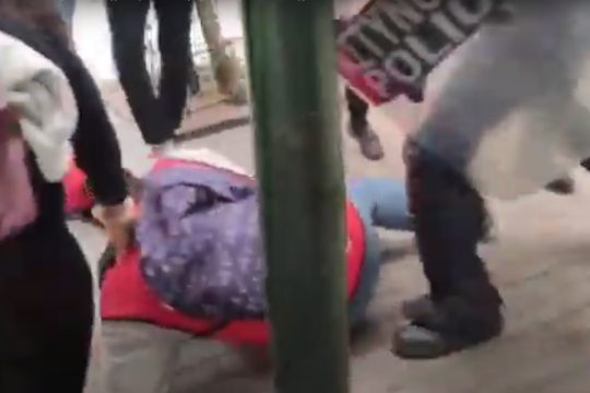 επίθεση ΜΑΤ σε πωλητή της Σχεδίας