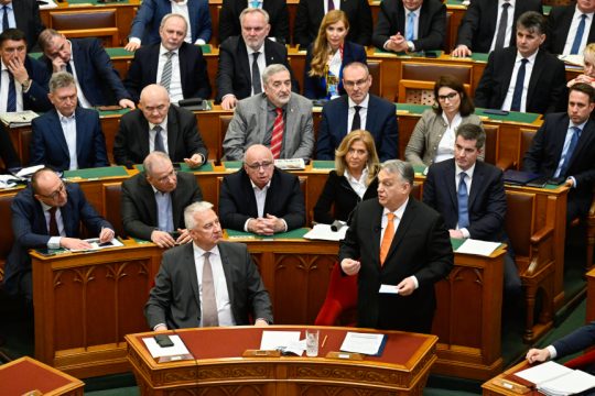 Όρμπαν, κοινοβούλιο