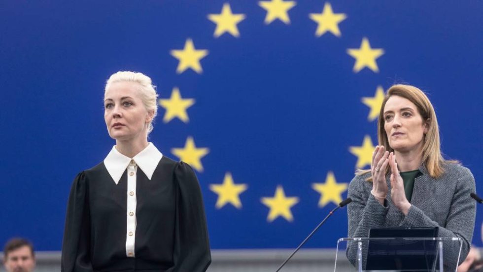 Γιούλια Ναβάλναγια, Ρομπέρτα Μέτσολα