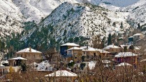 Ανηφορίζοντας από το Δερβένι στον Φενεό, μέσα από τα χιονισμένα βουνά της Ευρωστίνας