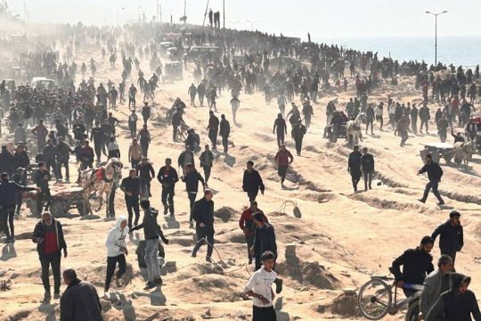 Παλαιστίνιοι περιμένουν ανθρωπιστική βοήθεια σε παραλία της Γάζας