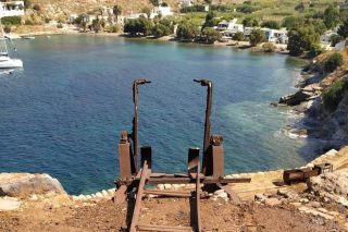 Σκουριασμένες ράγες με φόντο τον οικισμό του Μεγάλου Λιβαδιού |
