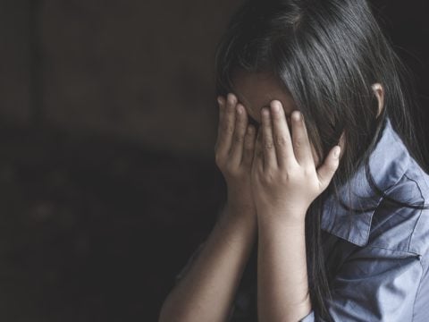 Περιστέρι: Έξι παιδιά ζούσαν σε σπίτι τρώγλη γεμάτο ακαθαρσίες - Χειροπέδες στους γονείς τους