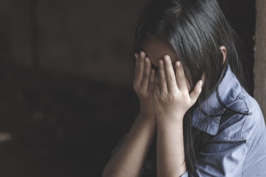 Περιστέρι: Έξι παιδιά ζούσαν σε σπίτι τρώγλη γεμάτο ακαθαρσίες - Χειροπέδες στους γονείς τους