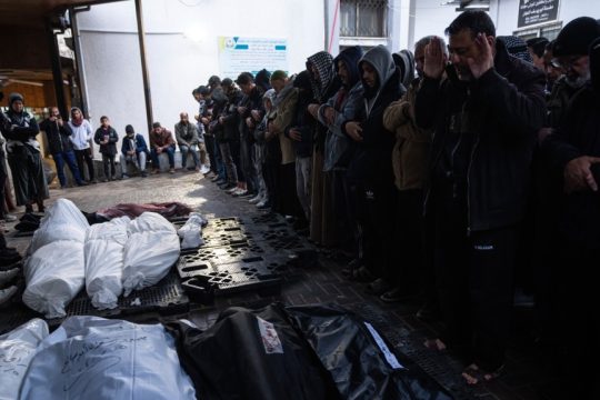 Παλαιστίνιοι θρηνούν συγγενείς τους