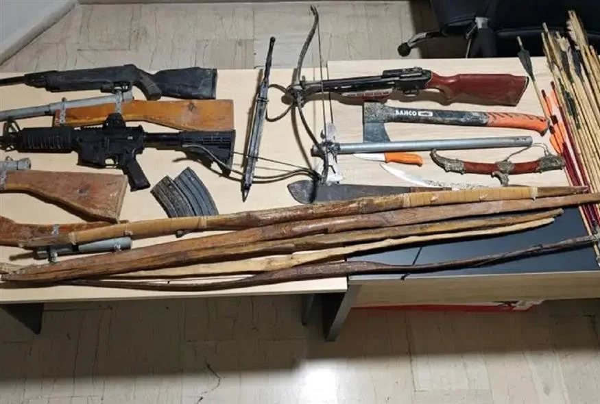 Τόξα και βέλη στο οπλοστάσιο της οικογένειας στο Ξυλόκαστρο