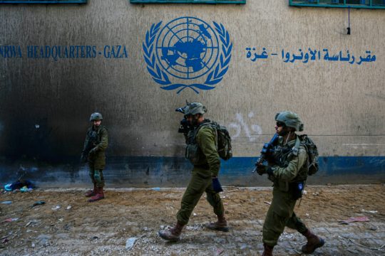 Ισραηλινοί στρατιώτες με φόντο την UNRWA