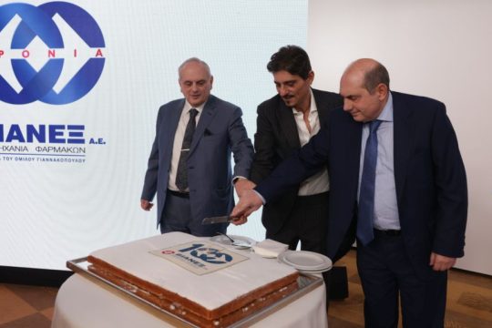 (από αριστερά) κ. Κωνσταντίνος Παναγούλιας, Αντιπρόεδρος Δ.Σ. Ομίλου ΒΙΑΝΕΞ, κ. Δημήτρης Γιαννακόπουλος, Πρόεδρος Δ.Σ. και Διευθύνων Σύμβουλος του Ομίλου ΒΙΑΝΕΞ, κ. Δημήτρης Παναγούλιας, Μέλος Δ.Σ. Ομίλου ΒΙΑΝΕΞ.