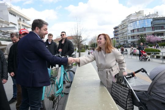 Χειραψίες και συνομιλίες με πολίτες είχε ο Νίκος Ανδρουλάκης κατά την πρόσφατη περιοδεία του στον ακριτικό Εβρο. Σήμερα ο πρόεδρος του ΠΑΣΟΚ θα επισκεφθεί το Περιστέρι
