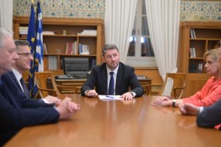 Ο Νίκος Ανδρουλάκης με τους υποψήφιους ευρωβουλευτές Παναγιώτη Δημόπουλο, Ηλία Κικίλια, Κώστα Χρυσόγονο και Ρόζα Βρεττού