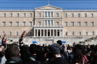 Διαδήλωση μπροστά από τη Βουλή