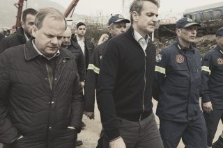 Κώστας Αχ. Καραμανλής- Κυριάκος Μητσοτάκης στον τόπο της τραγωδίας στα Τέμπη, λίγες ώρες μετά το δυστυχημα