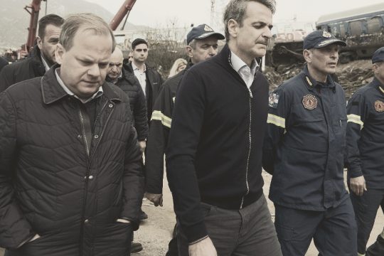 Κώστας Αχ. Καραμανλής- Κυριάκος Μητσοτάκης στον τόπο της τραγωδίας στα Τέμπη, λίγες ώρες μετά το δυστυχημα