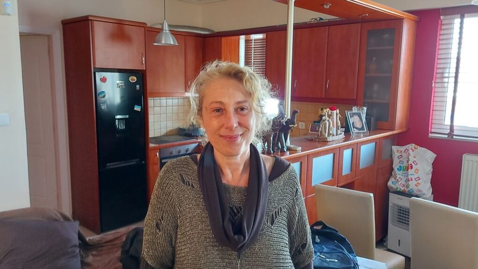 Η Αναστασία Αμπελά στο σπίτι της. «Ζω με τον φόβο ότι μπορούν να ξανάρθουν ανά πάσα στιγμή να με βγάλουν έξω στον δρόμο, ενώ είμαι και άνεργη» λέει στην «Εφ.Συν.»