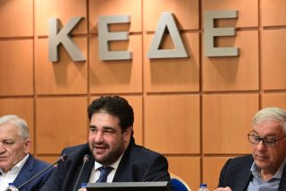 O Θ. Λιβάνιος στη χθεσινή συνεδρίαση της ΚΕΔΕ δίπλα στον Λάζαρο Κυρίζογλου