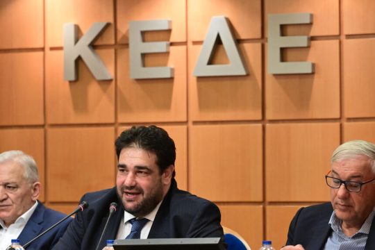 O Θ. Λιβάνιος στη χθεσινή συνεδρίαση της ΚΕΔΕ δίπλα στον Λάζαρο Κυρίζογλου