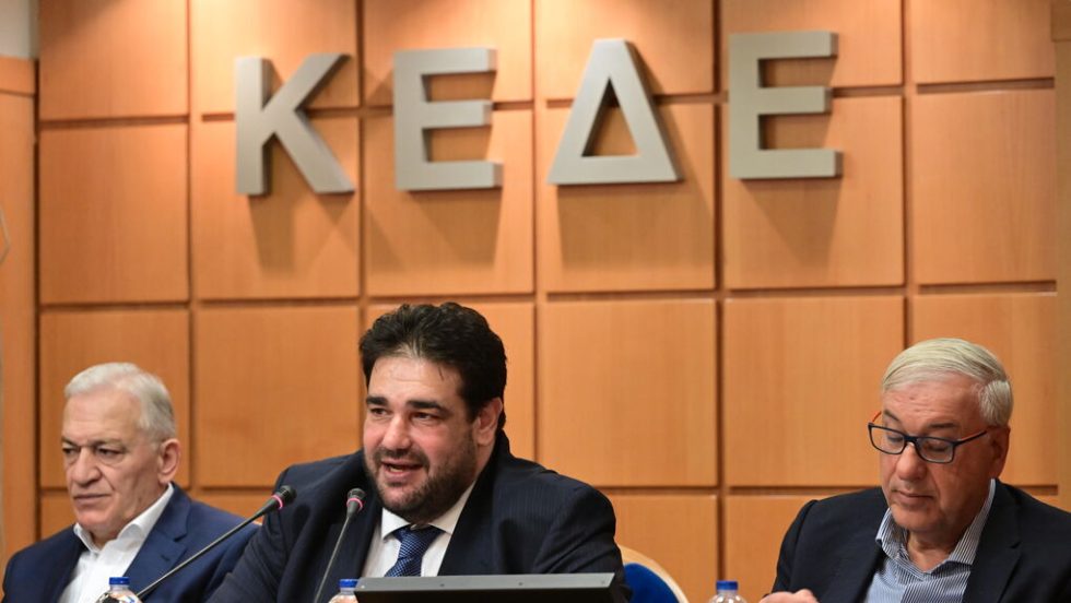 O Θ. Λιβάνιος στη χθεσινή συνεδρίαση της ΚΕΔΕ δίπλα στον Λάζαρο Κυρίζογλου
