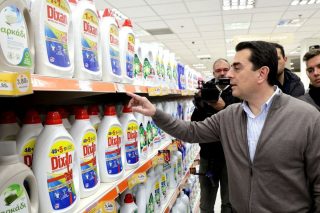 Από παλιότερο επεισόδιο, ο Σκρέκας στον διάδρομο με τα απορρυπαντικά