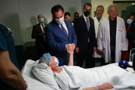 Ο Αδωνις Γεωργιάδης πάνω από το κρεβάτι χειρουργημένου ασθενούς στο πλαίσιο του επικοινωνιακού σόου του