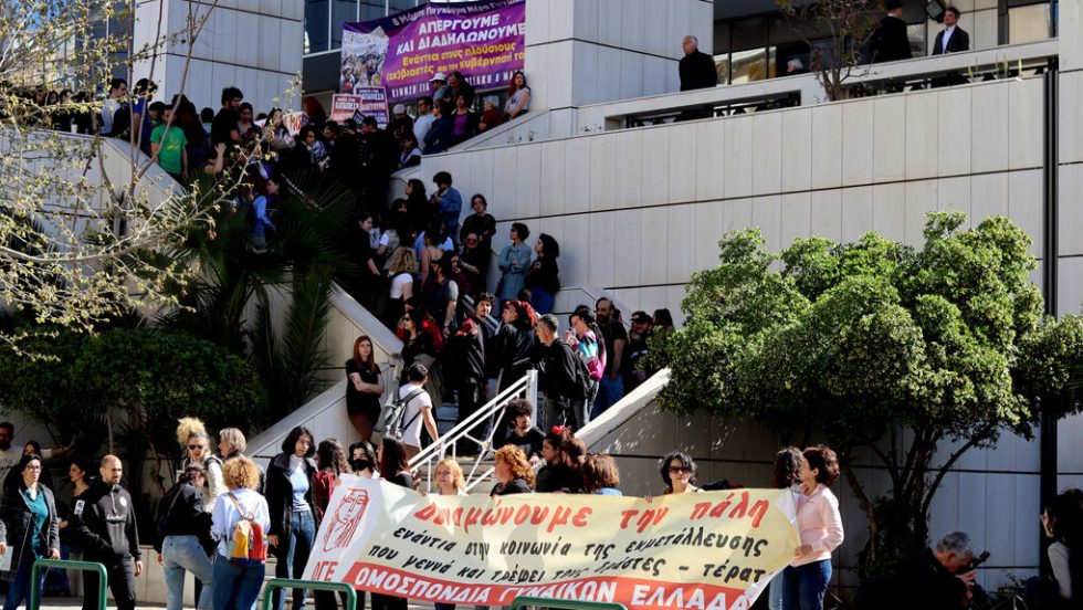 Αλληλέγγυοι για την υπόθεση της 12χρονης έξω από τα δικαστήρια