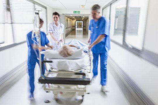Φορείο με ασθενή σε νοσοκομείο