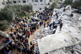 Ερευνες για επιζώντες. στα ερείπια μετά από ισραηλινό βομβαρδισμό στη Ράφα