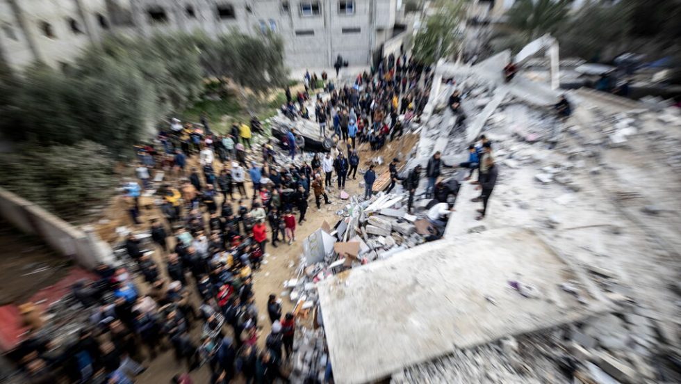 Ερευνες για επιζώντες. στα ερείπια μετά από ισραηλινό βομβαρδισμό στη Ράφα