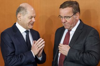 O καγκελάριος Ολαφ Σολτς με τον υπουργό Αμυνας Μπόρις Πιστόριους