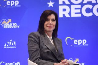 Η διαρροή e-mails αποδήμων που ετέθησαν παρανόμως στη διάθεση της Αννας-Μισέλ Ασημακοπούλου εγείρει σοβαρά ερωτήματα για τη διαβλητότητα της επιστολικής ψήφου