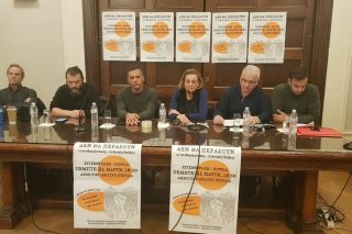 Aπό αριστερά, ο πρόεδρος της ΠΕΝΕΝ Αντώνης Νταλακογεώργος, ο υπό απόλυση συμβασιούχος του ΕΚΠΑ Δημήτρης Αντωνίου, οι διωκόμενοι εκπαιδευτικοί Δημήτρης Μητρόπουλος και Γιώργος Καββαδίας και ο συνδικαλιστής της ΕΛΜΕ Πειραιά Δημήτρης Χαρτζουλάκης