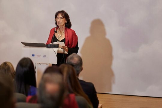 Η επίτιμη έφορος Αρχαιοτήτων Αγγελική Κοτταρίδη μιλάει κατά τη διάρκεια των εγκαινίων για το αναστηλωμένο ανάκτορο του Φιλίππου Β’, των Αιγών, στη Βεργίνα