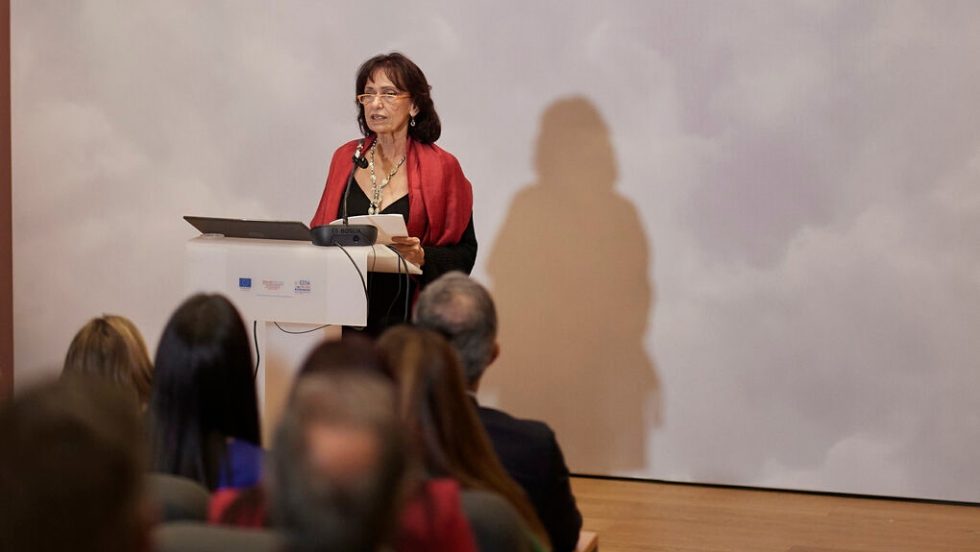 Η επίτιμη έφορος Αρχαιοτήτων Αγγελική Κοτταρίδη μιλάει κατά τη διάρκεια των εγκαινίων για το αναστηλωμένο ανάκτορο του Φιλίππου Β’, των Αιγών, στη Βεργίνα