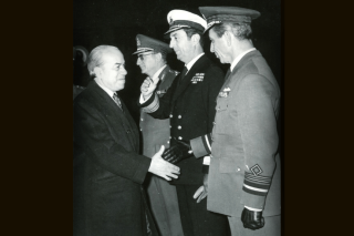 Πεντάγωνο, 1 Νοεμβρίου 1973. Οι αρχηγοί των τριών Οπλων με τον δοτό πρωθυπουργό Μαρκεζίνη, τρεις εβδομάδες πριν από το πραξικόπημα του Ιωαννίδη. Στη μέση, ο ναύαρχος Πέτρος Αραπάκης