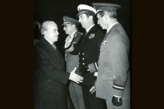 Πεντάγωνο, 1 Νοεμβρίου 1973. Οι αρχηγοί των τριών Οπλων με τον δοτό πρωθυπουργό Μαρκεζίνη, τρεις εβδομάδες πριν από το πραξικόπημα του Ιωαννίδη. Στη μέση, ο ναύαρχος Πέτρος Αραπάκης