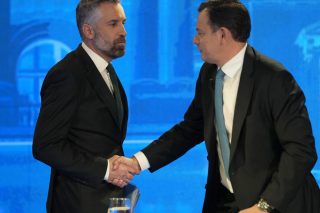 Αριστερά ο ηγέτης των Σοσιαλιστών Πέδρο Νούνο Σάντος, δεξιά ο επικεφαλής του δεξιού Σοσιαλδημοκρατικού Κόμματος Λουίζ Μοντενέγκρο
