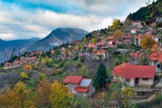 Τα Κρυονέρια αγκαλιά με το πυκνό δάσος των ναυπακτικών βουνών
