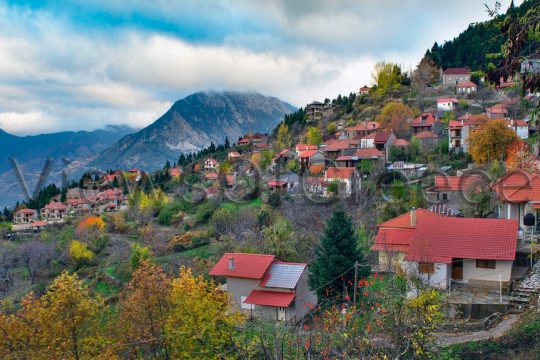 Τα Κρυονέρια αγκαλιά με το πυκνό δάσος των ναυπακτικών βουνών