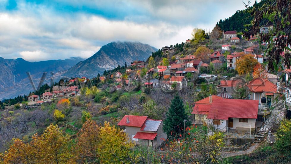 Τα Κρυονέρια αγκαλιά με το πυκνό δάσος των ναυπακτικών βουνών