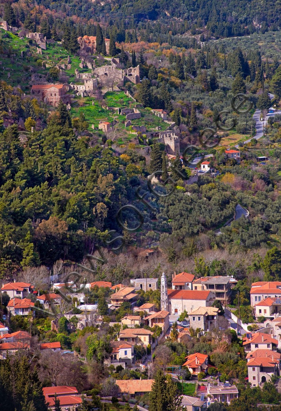 Το χωριό του Μυστρά και μέρος της βυζαντινής πολιτείας όπως φαίνονται από τον ορεινό δρόμο για Ταϋγέτη