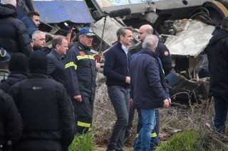 Ο Κυρ. Μητσοτάκης και ο Κ. Αχ. Καραμανλής στα Τέμπη, λίγες ώρες μετά το πολύνεκρο σιδηροδρομικό δυστύχημα.